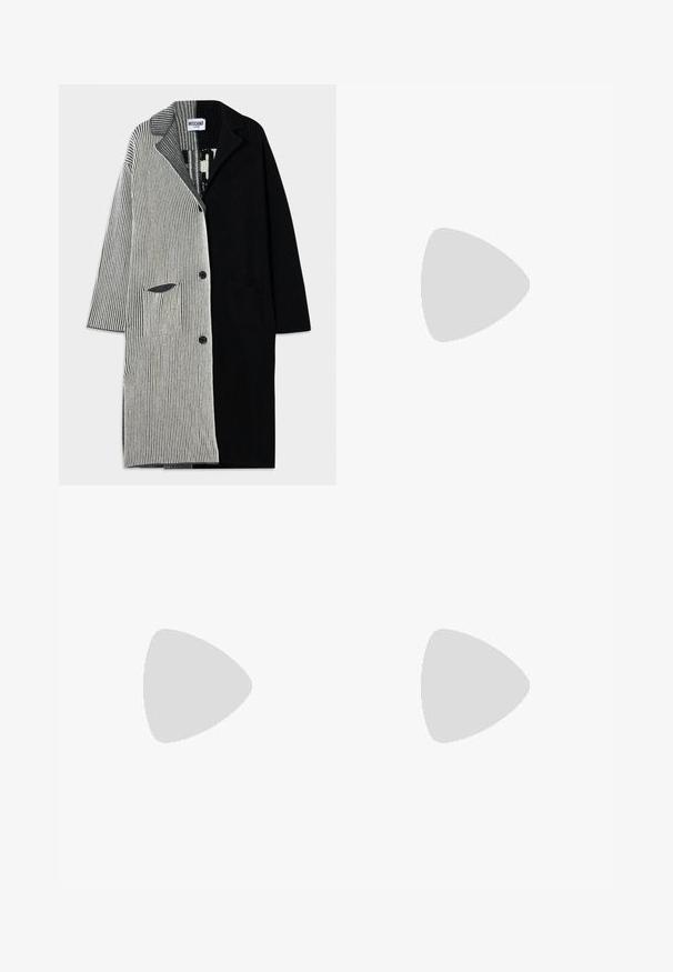 Cappotto a strisce verticali nero e grigio con colletto a scollo a V, bottoni frontali e due tasche laterali. Tessuto a coste su tutta la superficie.; Camicia bianca con colletto, caratterizzata da maniche a strati con volant, taschino sul petto e chiusura con bottoni; realizzata in cotone leggero.; Jeans a vita alta con gamba dritta, in denim chiaro e scuro con effetto sbiadito e design classico a cinque tasche.; Pompa slingback nera in pelle con punta appuntita, tacco basso e dettaglio con fibbia sulla cinghia della caviglia. Texture liscia, design minimalista.