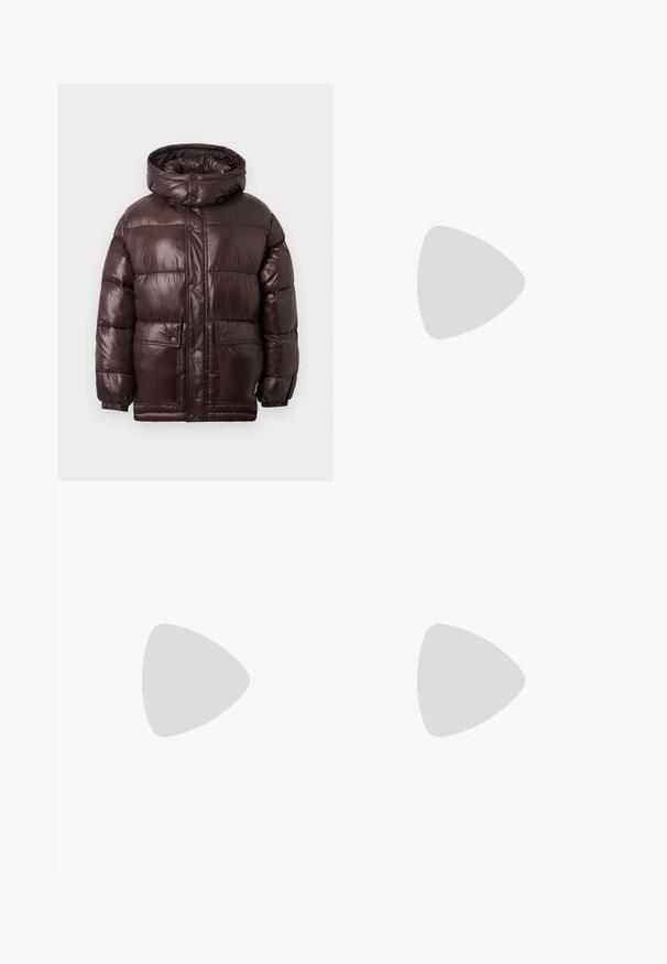 Casaco puffer castanho com acabamento brilhante, gola alta, botões de pressão e dois bolsos frontais. Apresenta capuz e punhos elásticos.; ONLY ONLLAUREN O NECK BUTTON - Camisola - oatmeal; Calças de denim largas de cor castanha com costura em contraste, cinco bolsos e fecho de botão metálico. Tecido suave, corte reto.; Ténis brancos com riscas pretas e detalhes em camurça bege. Apresentam uma sola de borracha texturizada e atacadores brancos lisos, usados com meias de tom claro.