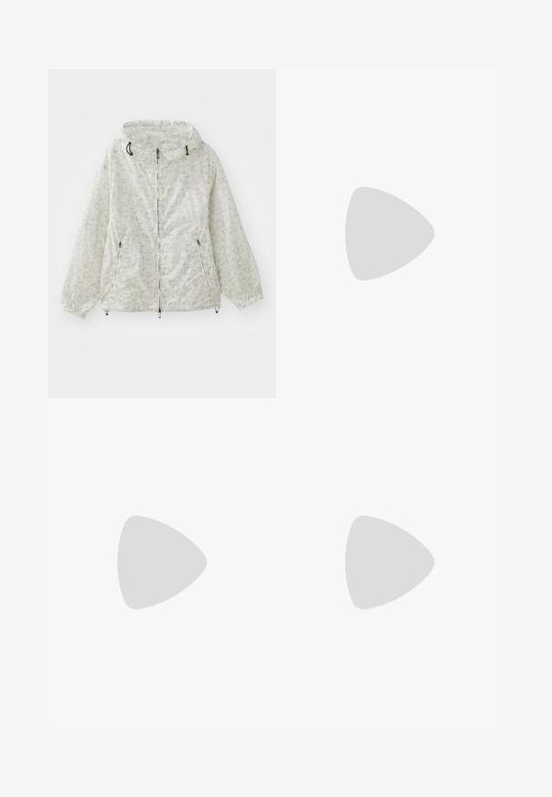 Giacca leggera color crema con zip, dotata di cappuccio, polsini elasticizzati e un motivo geometrico ripetuto. Include due tasche frontali.; T-shirt bianca in cotone con maniche corte, colletto tondo e un piccolo logo grigio nella zona sinistra del petto. Texture liscia.; Pantaloni corti in lino marrone con una vestibilità rilassata, vita elastica e gambe dritte. Texture liscia con un design semplice e pulito.; Scarpa nera a mocassino intrecciata con un accentuato in pelle liscia sulla parte superiore, design a punta rotonda e suola in gomma a profilo basso.