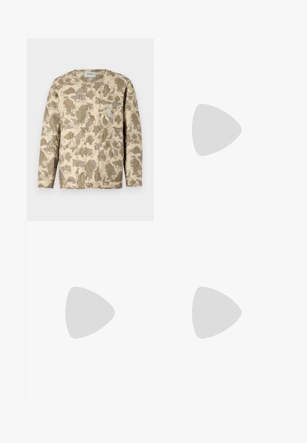 Quiltet beige jakke med brun og tan camo mønster, med trykknapfront, en lomme på brystet og sidelommer.; Oliven grønn polo skjorte med korte ermer, teksturert rutemønster, brettet krage og knapplukking med to knapper. Subtil logo detaljer på brystet.; Olivengrønne bomullsbukser med rett snitt, frontfolder og knapper foran i livet. Ingen synlige lommer.; Hvite sportssko med mintgrønne aksenter, mesh-materiale og grå detaljer. Snøring med en polstret såle, brukt med beige bukser.