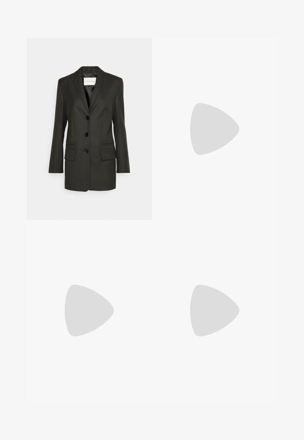 Blazer preto ajustado com uma única fileira de botões, lapelas afiadas, dois bolsos frontais e detalhes de costura sutis nos bolsos. Textura suave.; Sweater preto cropped feito de material fofinho. Apresenta um decote redondo e mangas longas com uma textura suave. Design minimalista, sem padrões.; Calças largas pretas com uma cintura alta, frente plissada e tornozelos afunilados. Feitas de um tecido suave com um acabamento mate.; Botas de tornozelo em couro preto com bico afunilado, salto bloco e painéis laterais texturizados, usadas com calças escuras em fundo branco.