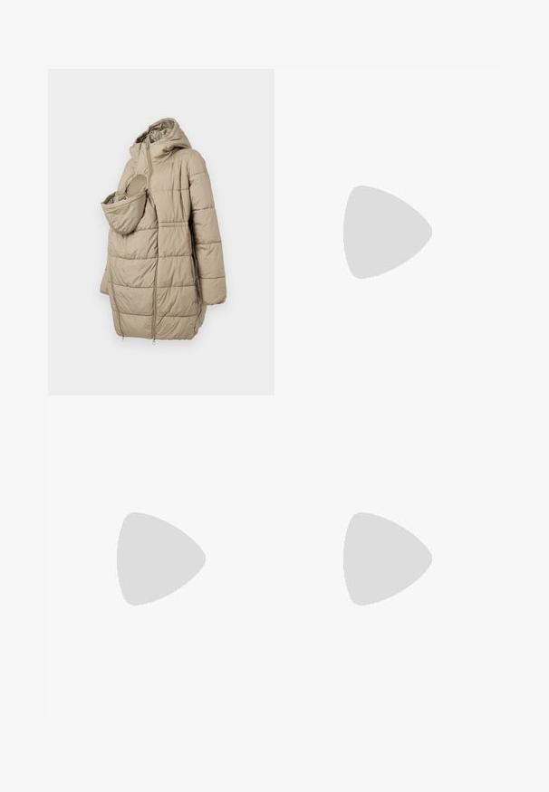 Béžový prešívaný kabát s kapucňou, so predným vreckom pre dojča. Dizajn obsahuje vertikálne prešívané panely a zapínanie na zips.; Dve tričká: jedno jednofarebné svetlo modré, druhé šedé s horizontálnymi pruhmi. Obe majú okrúhly výstrih a krátke rukávy.; Námořnické mateřské kalhoty vyrobené z měkké tkaniny, s elastickým pasem a nastavovací šňůrkou, s dvěma bočními kapsami pro pohodlí.; Biele tenisky s hladkým syntetickým zvrškom, perforovanou špičkou, plochými šnúrkami a textúrovanou podrážkou, vystavené na drevenej ploche.