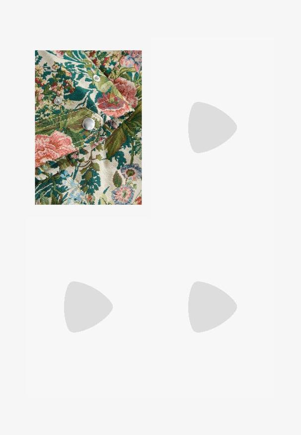 Stoff mit floralen Mustern in satten Grüntönen, Rosa und Blau; umfasst silberne Druckknöpfe und ein strukturiertes Gewebe.; Langes, trägerloses Kleid mit einem gerafften Oberteil in Rostfarbe, das einen flared, gerafften Rock für einen strukturierten Look aufweist.; Schwarze knielange Stiefel aus Leder mit einer leicht strukturierten Oberfläche. Sie besitzen eine spitze Zehenpartie, einen Blockabsatz und eine Logo-Akzent am oberen Teil.; Helle rosa gestrickte Schal, weiche Textur, geschlungenes Design mit verlängerten Enden, mit einem geknoteten Detail in der Mitte.