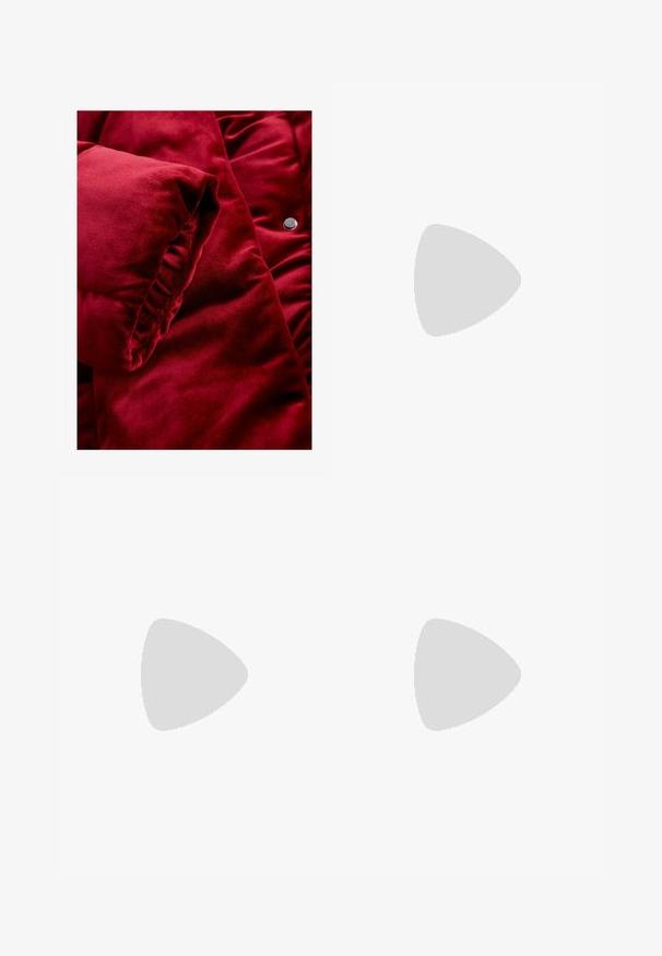 Punainen samettinen puffatakki, jossa on ylellinen rakenne, muotoillut hihansuut ja metallinen napitusyksityiskohta.; Musta poolalla pitkähihaisen pusero, joka on valmistettu ribbikankaasta, tarjoaa muotoilevan leikkauksen, jossa on korkea kaula-aukko eikä kuvioita tai koristeita.; Ruskohuisut suoralahkeiset housut, ruskeat, vyölenkeillä ja etupintojen taitteilla, valkoista taustaa vasten.; Even&Odd Platform-saappaat - black; Ruskea nahkabandi, jossa on leveä, jämäkkä muoto, ohuet kahvat ja teksturoitu pinta. Minimalistinen muotoilu, jossa ei ole näkyvää metalliosaa.