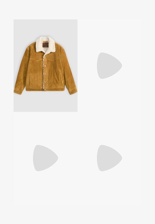 Jachetă din suede maro cu un guler pufoș de culoare crem, închidere cu capse și detalii cusute pe buzunarele din față.; Denim Project STITCH DETAIL  - Cămașă - jet stream; Jeans din denim albastru cu croială dreaptă, având o talie înaltă, cu nituri din cupru și cusături portocalii. Include buzunare în față și în spate.; Tenisi bej deschis din suede și materiale textile, cu trei dungi gri, accente texturate și o talpă din cauciuc bej. Sforile sunt albe.