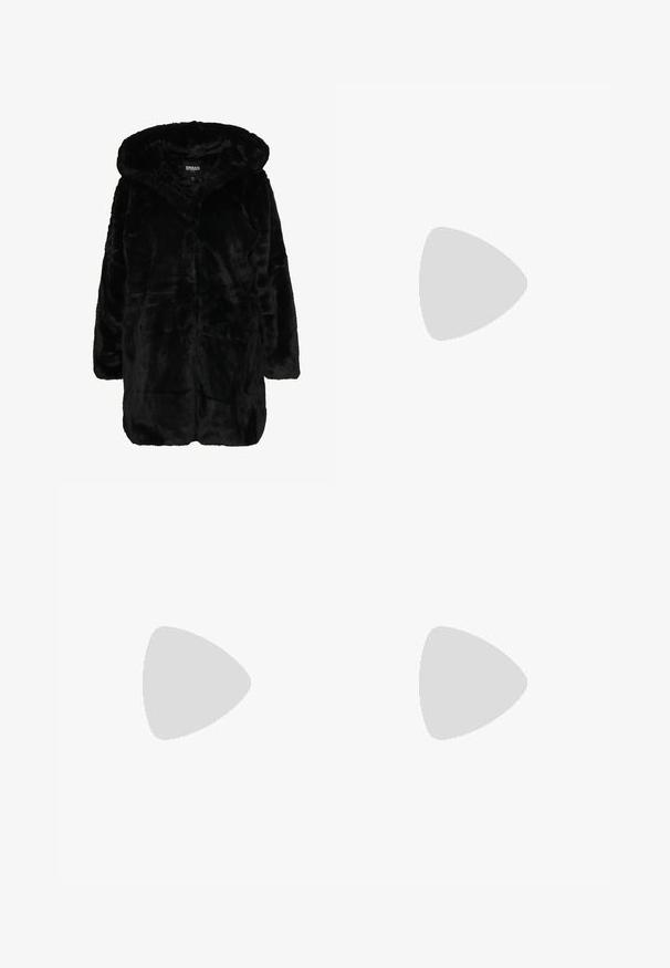 Črn plašč iz umetnega krzna s kapuco, ki ima mehak občutek, dolge rokave in sproščen kroj. Tkanina ima puhast, lesketajoč videz.; Črna rebrasta pletena pulover s širokim izrezom, dolgimi rokavi in ohlapnim krojem, ki ima teksturirano tkanino in minimalističen dizajn.; Črna mini krila iz gladkega sintetičnega materiala, ki vključuje naborke na eni strani in prilegajočo silhueto.; Sive športne čevlje iz semiša z belimi vezalkami, črnimi črtami in belim gumijastim podplatom. Imajo okroglo oznako na ježku in podplat iz gume.