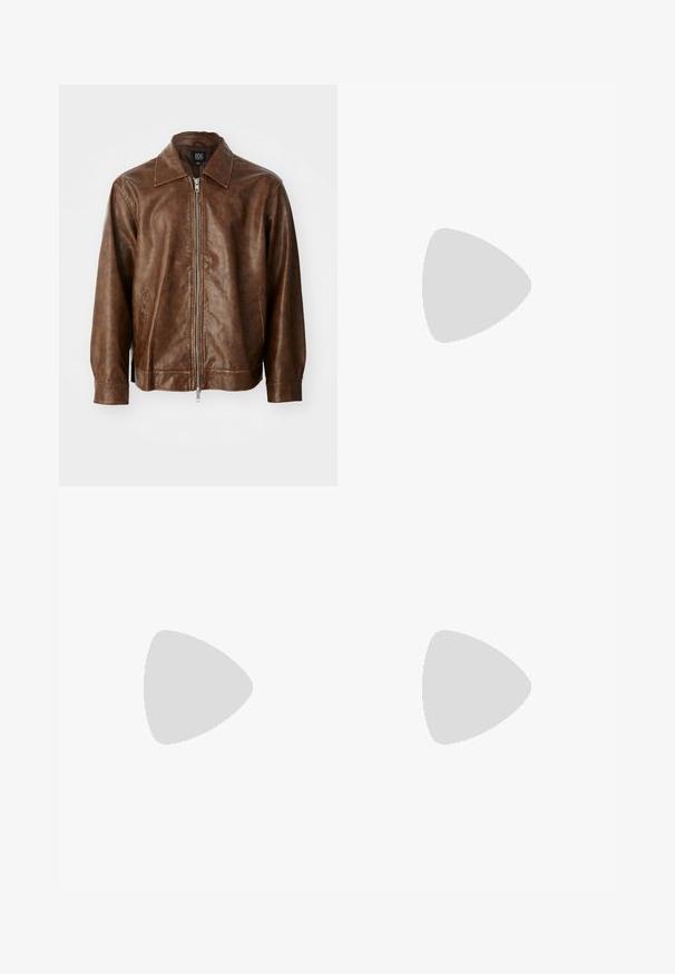 Brązowa skórzana kurtka o gładkiej fakturze, z zapięciem na suwak i dwoma bocznymi kieszeniami. Posiada klasyczny kołnierzyk i długie rękawy.; Burgundowa bluzka z długim rękawem, wykonana z miękkiego materiału, z szerokim okrągłym dekoltem i lekko zaokrąglonym dołem, zapewniająca luźny krój.; Czarne spodnie z szerokimi nogawkami i wysokim stanem, z plisami z przodu oraz zapięciem na guzik w talii, wykonane z gładkiego materiału.; Czerwone skórzane buty na szpilce z ostrym noskiem, z małym obcasem, z poziomymi przeszyciami i dwiema srebrnymi klamrami, noszone z niebieskimi dżinsami.; Czarne okulary przeciwsłoneczne o owalnym kształcie soczewek, ciemnych szkłach i grubym miejscu. Dyskretne złote akcenty na zausznikach.; Czarna pleciona torebka o zaokrąglonym kształcie, teksturowanej powierzchni i pojedynczym uchwycie. Posiada elegancki, minimalistyczny design bez widocznego okucia.