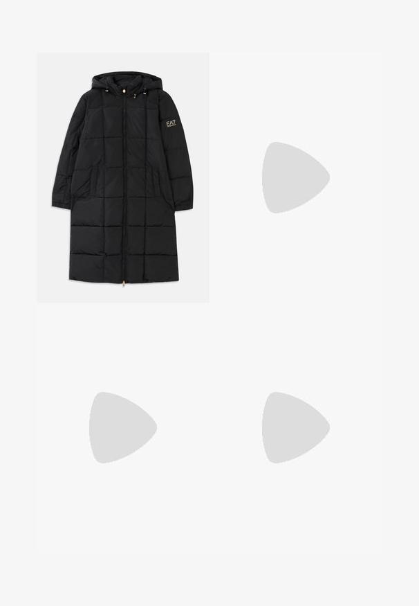 Cappotto imbottito nero con cappuccio, dotato di zip frontale, design trapuntato, due tasche laterali e dettagli in oro sulle maniche.; T-shirt bianco in cotone con maniche corte, scollo rotondo, vestibilità comoda e orlo cucito. Etichetta visibile all'interno del colletto.; Bermuda a righe blu chiaro con vita elastica. Realizzate in un tessuto morbido, presentano righe bianche verticali e un design a vestibilità ampia.; Stivaletto in pelle nera con punta affusolata e design elegante. Presenta un tacco basso e una chiusura con zip sul retro. Texture liscia.