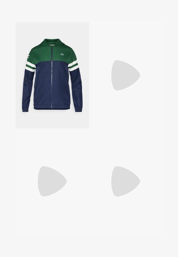 Zielona i granatowa kurtka zapinana na zamek z kapturem; lekki materiał, paski w białym kolorze na rękawach i logo Lacoste na górnej lewej stronie.; Turkusowa koszulka sportowa z krótkim rękawem, kontrastowe szare szwy i małe logo na piersi. Gładka faktura, regularny krój.; Białe sportowe szorty wykonane z lekkiego materiału, z elastycznym pasem, wyposażone w dwie boczne kieszenie oraz małe czarne logo na dolnym brzegu.; Białe buty sportowe z teksturowaną siateczkową cholewką, czarnym logo Nike, wyściełanym kołnierzem oraz gumową podeszwą z bieżnikiem.