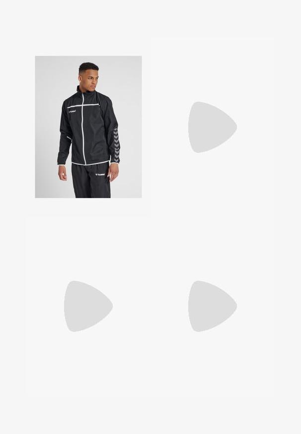 Svart vindjacka med vit dragkedja och detaljer. Har ett chevronmönster längs ärmen. Tillverkad av lätt, texturerat material.; Svart kortärmad t-shirt i mjukt tyg, med en vit 'hummel'-logotyp på vänster bröst och raglanärmar.; Svarta träningsshorts i lättviktsmaterial, med resårmidja och platta sömmar. Inkluderar subtil logotypdetalj på fållen.; Svarta träningsskor med ett nätövre, gummisula och kontrasterande grå accenter med ett chevronmönster på sidorna och etiketten "ALL COURT".