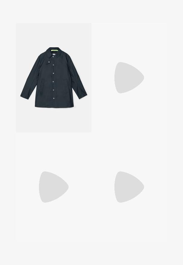 Marineblau wasserfeste Jacke mit durchgehendem Knopfverschluss, zwei seitlichen Taschen und grünem Innenkragen. Gerader Schnitt, lange Ärmel.; Filippa K Strickpullover - black; Herren-Anzughose in Marineblau, tailliert, mit Gürtelschlaufen und Reißverschluss, vor einem weißen Hintergrund präsentiert.; Schwarze Leder-Herrenloafer mit niedrigem Absatz und klassischem Penny-Riemen-Design, seitlich auf einem weißen Hintergrund dargestellt.