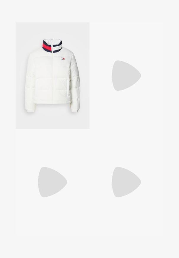 Bijela puffer jakna s visokim ovratnikom koja ima mornarsko plavu, crvenu i bijelu prugastu dekoraciju. Središnji prednji zip i bočne džepove. Glatka tekstura.; Tamno plava majica s kratkim rukavima od mekanog pamuka. Ima okrugli izrez i suptilan izvezeni logo na prsima.; Bijele široke hlače od laganog materijala, s glatkom teksturom, čistim linijama i visokim strukom.; Crna kožna cipela s zaobljenim prstom, s zlatnom kopčom i ravnim gumenim potplatom. Glatka tekstura s suptilnim detaljima šivanja.