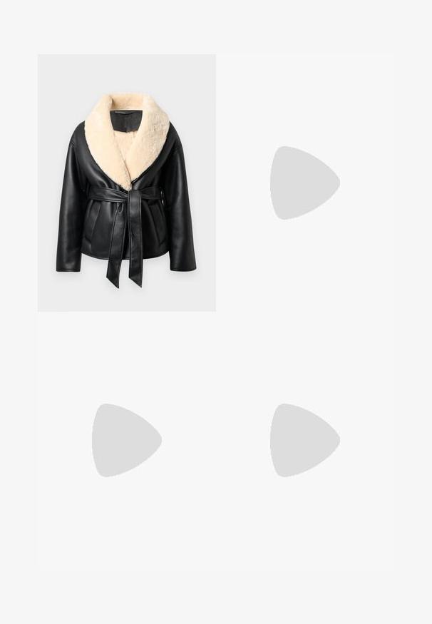Zwarte leren jas met een brede crèmekleurige nepbontkraag. Voorzien van een ceintuur in de taille en een gestroomlijnd ontwerp met lange mouwen.; Zwart top met korte mouwen, hoge halslijn en een relaxte pasvorm. Gemaakt van zachte stof met een gladde textuur. Geen zichtbare patronen of graphics.; Grijze op maat gemaakte broeken, rechte snit, gemaakt van een gladde stof. Voorzien van twee voorzakken en een vlakke voorkant.; Zwarte enkelboots van soepel leer, met een spitse neus, een aangesloten schacht en een slanke hoge hak. Minimalistisch ontwerp zonder zichtbare hardware.