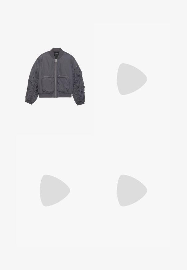 Jachetă bomber gri închis cu mâneci pliate, fermoar frontal, două mari buzunare frontale cu fermoar și un buzunar cu fermoar pe mâneca stângă.; Weekday BOXY GRAPHIC TEE - Tricou cu imprimeu - beige; Jeans negri cu picioare drepte, din denim, cu cinci buzunare, bucle pentru curea și un închizător cu nasture la talie, întinse pe un fundal alb.; Tenisi negri tip gheată cu talpă și șireturi albe, asortați cu blugi albaștri largi, sprijiniți pe un balustradă gri.