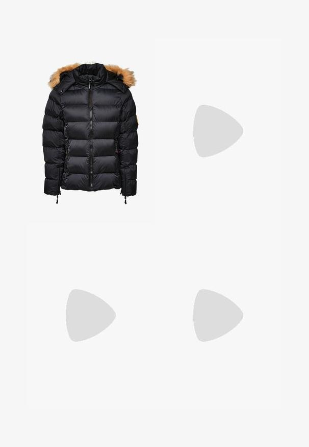 Casaco puffer preto com capuz destacado com pelagem, design acolchoado e fecho éclair à frente, apresentando bolsos laterais e ajustes com cordão.; Camisola branca de manga longa com decote em forma de U e textura canelada, desenhada para um silhueta justa. Sem padrões ou detalhes.; Jeans de perna larga em azul-claro, feitos de denim, com cintura alta, design de cinco bolsos e um desvanecimento sutil para um aspeto usado.; Tênis plataforma brancos feitos de material sintético suave, apresentando ponta arredondada, design com cadarços e sola de borracha texturizada. Acento preto no calcanhar.