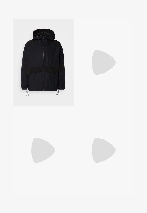 Črna jakna s kapuco, z zadrgo in kontrastnimi mat površinami čez ramena in prsi. Prilagodljiv vrvni trak na robu.; Kremna bombažna majica s kratkimi rokavi in okroglim izrezom. Spredaj je napisano "GANT NH. CT." in "SPORTS CLUB" v zeleni in črni barvi.; Črne hlače ravnega kroja z gumbastim pasom, zanke za pas in sprednjim pregibom, prikazane na enobarvnem belem ozadju.; Temno modri čevlji za tek z gladkim sintetičnim zgornjim delom, okroglo konico, sivimi poudarki, sistemom vezalk in belim srednjim podplatom s teksturiranim črnim zunanjim podplatom.