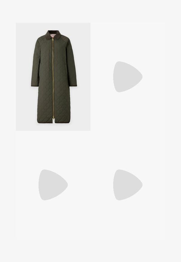 Hunter ORIGINAL FIONN - Cappotto invernale - dark olive; Top corto bianco a maniche corte caratterizzato da una vestibilità morbida, texture leggera e scollo tondo. Visto da dietro mostra un design semplice e fluido.; Gonna a tubino in denim blu scuro, con uno spacco frontale, cinque tasche e cuciture a contrasto. Vita medio-alta con un design classico.; Stivaletti in pelle nera alla caviglia con punta rotonda, lace-up frontale e suola in gomma spessa con battistrada textured. Tassello sul retro.