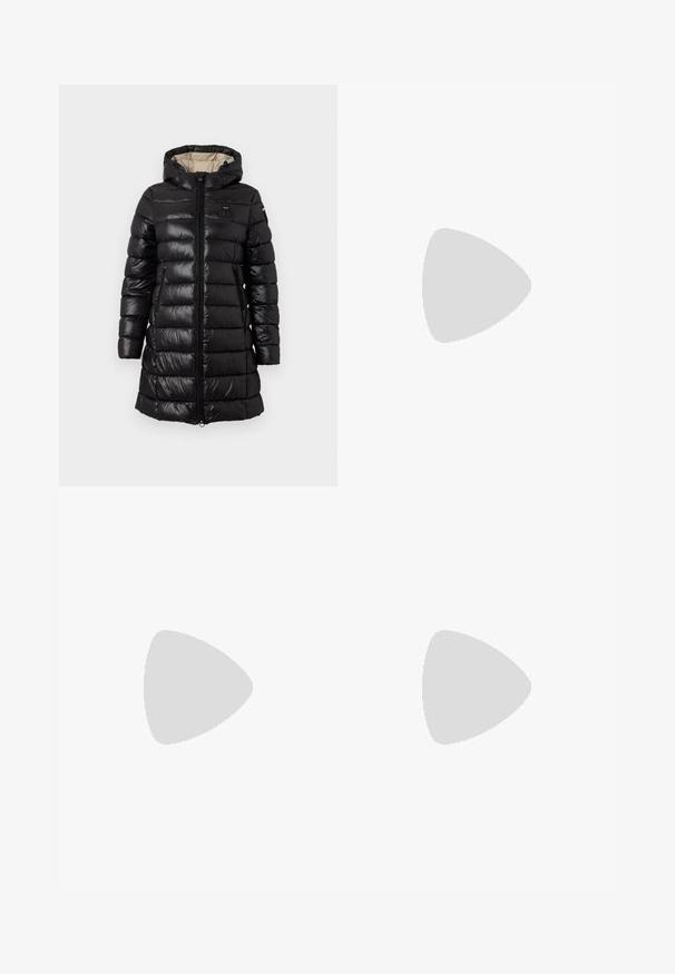 Svart pufferjakke med glidelås foran, hette og to sidelommer. Laget av glansfullt materiale med quiltet mønster og lett design.; Lyseblå og hvitstripet langermet topp laget av myk bomull, med rund hals og en liten logodetalj nederst.; Plissert hvit skjørt med en svart elastisk midje som har "LACOSTE"-logoen. Midjelengde design med myk tekstur.; Hvite lær sneakers med tykk hvit såle, svart semsket hælforsterkning og preget logo på siden. Snøresystem med seks hull.