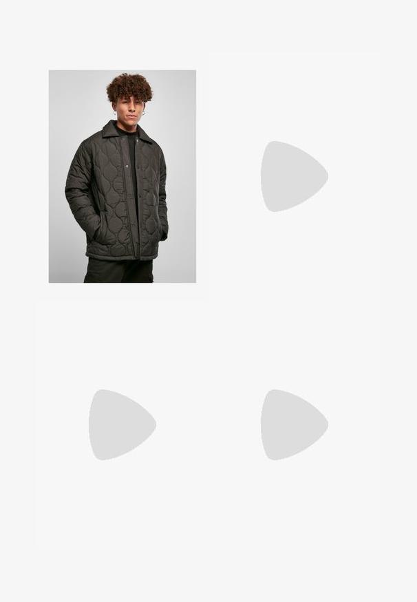 Chaqueta acolchada oscura con cuello, que presenta una textura suave y grandes patrones de costura circular, asegurada con botones a presión.; Suéter de punto acanalado en beige con mangas largas, cuello redondo y etiqueta de logo en el lateral de manera sutil. Presenta un patrón texturizado y puños ajustados.; Etiqueta con texto en varios idiomas, símbolos de cuidado e iconos de reciclaje, impresa en un material suave tipo tela de color claro.; Zapato de cuero amarillo con suela de goma marrón, punta redonda y detalle en cuero verde en el tobillo. Presenta ojales dorados y acentos de costura.