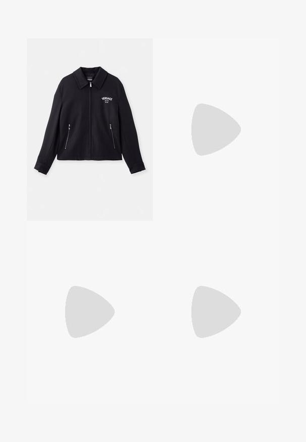 Črna zip-up jakna iz mehke tkanine, ima ovratnik, dva zapirala stranska žepa ter belo Versace logo na zgornji levi strani.; Bershka SHORT SLEEVE - Potiskana majica - white; MISBHV MONOGRAM CARPENTER  - Široke kavbojke - pale blue; Črne športne superge iz mrežaste in semiš materialov, z teksturirano podplatom, zaobljenim nosom in detajl s logotipom Versace na strani.