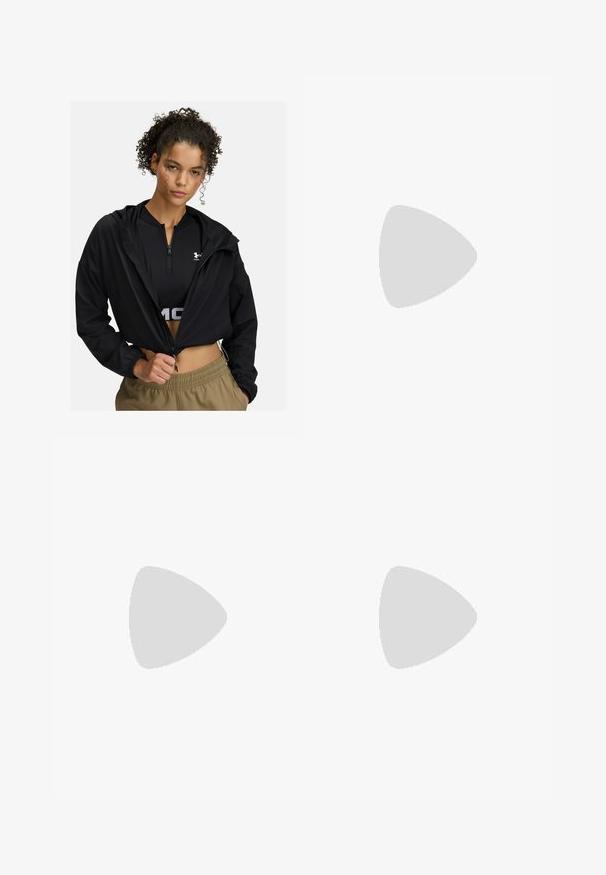 Črna kratka bunda iz lahkega materiala s kapuco, z zadrgo spredaj in elastičnimi manšetami, v kombinaciji s črnim topom in bež hlačami.; Bela kratka majica s kratkimi rokavi iz bombaža, z okroglim izrezom in ožjim krojem. Ni vidnih vzorcev ali detajlov.; Črne trenirke s flared obliko, elastičnim pasom in stranskimi žepi. Narejene iz mehkega materiala brez vidnih vzorcev ali dodatkov.; Sivi in roza Reebok športni čevlji z mrežastim zgornjim delom in podrobno podplatom, prikazani na odsevni beli površini.