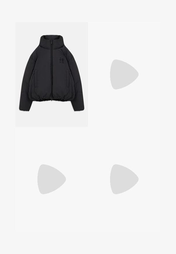 Chaqueta puffy negra con cuello alto, cremallera frontal, bolsillos laterales, dobladillo elástico y logo grabado "DSQ2" en el pecho.; Polo de punto azul con diseño de malla, con mangas cortas, un cuello estructurado y un logotipo bordado colorido en la parte frontal.; Jeans negros de pierna recta con costuras amarillas, diseño de cinco bolsillos, cierre de botón y una pequeña etiqueta roja en el bolsillo derecho delantero.; Zapatilla de ante negra con diseño de cordones y suela de goma blanca contrastante. Presenta paneles laterales texturizados y un sutil logo en el talón.