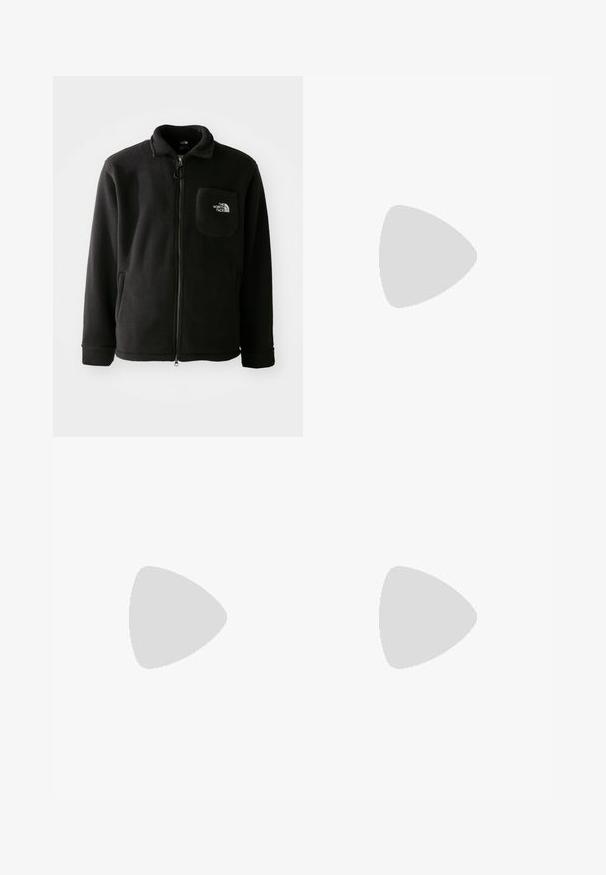 Sort fleecejakke med lynlås foran, høj krave, elastiske manchetter og en brystlomme med logo. Blødt materiale, afslappet design.; Lilla bomulds T-shirt med korte ærmer og rund halsudskæring. Har et lille broderet trekantet design på venstre brystområde.; Brune, lette, snoretræk bukser med elastisk talje, der har to sidelommer og en glat tekstur.; Hvide og creme sneakers med en rød accent, der har mesh- og ruskindsmaterialer, tekstureret detaljer og en rem over fronten.
