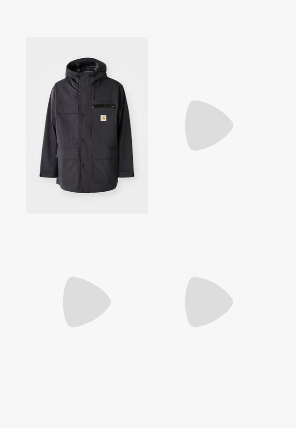 Sort hættetrøje lavet af et glat stof, med flere frontlommer, en lynlås brystlomme og et logo-patch.; Mørkeblå sweatshirt lavet af fleece materiale, med en front kangaroo lomme, ribbede manchetter og en afslappet pasform med en snor i hætten.; Sort denim brede bukser med kontrastsyninger, fem-lomme design og frontlukning med knap. Glat tekstur og holdbart stof.; Sorte ruskinds sneakers med hvide gummisulder, med snørebånd-design, teksturerede detaljer og diskret branding, parret med brune bukser.