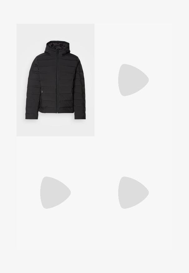 Juodas paminkštintas švarkas su gaubtu, su horizontaliomis siūlėmis, priekyje užtrauktuku ir šoninėmis kišenėmis. Glotni tekstūra, lengvas dizainas.; Trumpas rankovėmis baltas marškinis su tekstūruota, banguota raštą, klasikinis apykaklė ir mygtukų užsegimas priekyje. Pagamintas iš lengvos audinio.; Juodos kelnės su laisvu siluetu, pagamintos iš lengvos medžiagos. Yra elastingas juosmuo, mygtuko užsegimas ir dvi priekinės kišenės.; Calvin Klein HYBRID CUP - Įmautiniai batai - triple black