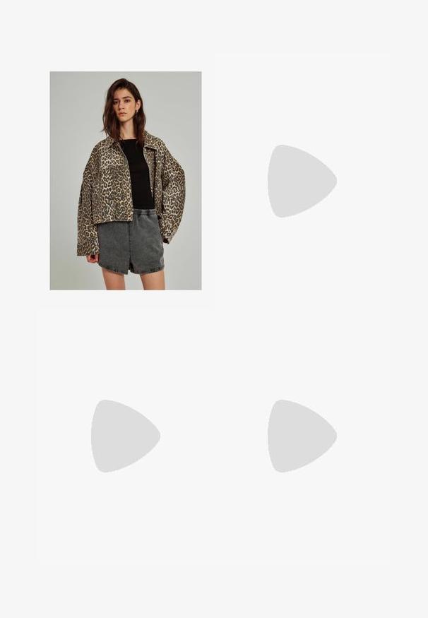 Giubbotto di jeans con stampa leopardata, dalla vestibilità oversize, chiusura a bottoni e maniche ampie, abbinato a un top nero aderente e pantaloni corti grigi.; T-shirt in cotone nero con scollatura rotonda e maniche corte. Vestibilità ampia, design semplice, senza motivi o dettagli visibili.; Steve Madden SPEEDWAY - Stivali alti - black; Occhiali da sole a occhio di gatto neri realizzati in plastica lucida. Lenti scure dalla forma geometrica. Presenta il logo del marchio sulla aste.