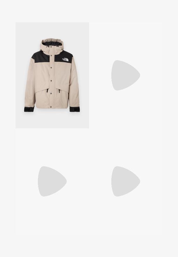 Bežinė ir juoda vandeniui atspari striukė su kepure, užsegimais ir reguliuojamomis raištelėmis. Pridedamas logotipas ant krūtinės ir elastingos rankogaliai.; Kremo spalvos medvilninis marškinėlis trumpomis rankovėmis, su "NIKE SB" juodu ir raudonu tekstu ant krūtinės. Standartinė apvali iškirptė.; Šviesiai mėlynos džinsinės kelnės, tiesaus kirpimo, su mygtuko uždarymu, penkiomis kišenėmis ir šoniniais kilpeliais patogumui.; Batai sportui su šviesiai rudos suku ir baltos odos viršutinė dalimi, juodom Nike swoosh detalėm, juodais akcentais ir balta gumine padanga su "AIR" ženklu.