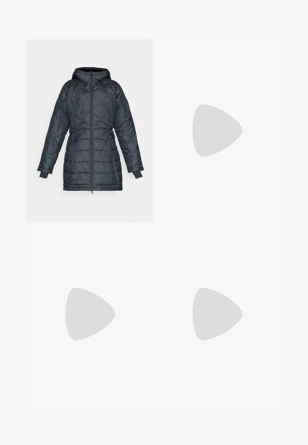 Paminkštinta tamsiai pilka striukė su kapišonu, su priekiniais užtrauktukais, siuvinėta konstrukcija, ilgomis rankovėmis ir elastingomis riešų juostomis.; Kreminė megzta megztinis su šviesiai violetiniu ir žaliu zigzago raštu ant kaklo. Yra mažų mėlynų širdelių ir raukšlėtos rankogaliai.; Vyrų lauko kelnės, tamsiai pilkos, pagamintos iš elastingos medžiagos, su diržu, užtrauktukais užtraukiamomis kišenėmis ir sustiprinta siūle.; Juodas žygio botas su vidutinio aukščio dizainu, pasižymintis tekstūruota viršutine dalimi, pilkų akcentų ir patvaria guma padanga su sukibimo gumbais.