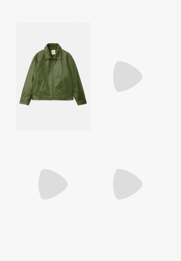 Groene leren jas met een ritsluiting, kraag, twee zijzakken en een gladde textuur. Eenvoudig, modern ontwerp zonder patronen.; Blauw-wit gestreepte button-up shirt met kraag, lange mouwen en een klein logo op de borst. Gladde stof, klassieke pasvorm.; Brede blauwe denim jeans met een vervaagde afwerking, voorzien van een knoopsluiting, vijf zakken en contrasterende stiksels langs de naden.; Bruine leren enkelboot met een spitse neus, elastische zijpanelen, textuurdetails aan de voorkant en een lage gestapelde hak.;  schildpadbril met grijze glazen. Glad plastic frame, ronde vorm, metalen accenten op de tempels. Lichtreflecterend oppervlak.