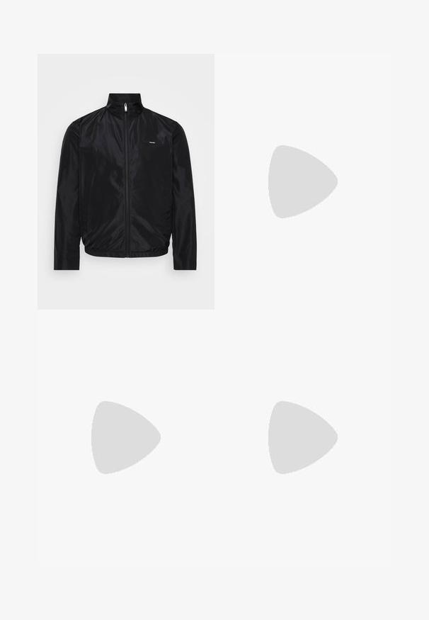 Chaqueta negra ligera con cuello alzado, cierre de cremallera, bolsillos laterales y dobladillo elástico. Fabricada con un tejido liso y resistente al agua.; Polo oscuro de color gris hecho de algodón suave. Presenta un cuello clásico, una tapeta de tres botones y un logotipo amarillento bordado en el pecho.; Pantalones negros con un ajuste relajado, hechos de una tela ligera. Presentan una cintura elástica, cierre de botón y dos bolsillos frontales.; Zapatillas de cuero negro con textura perforada, puntera redonda y suela plana de goma blanca. Presenta cordones negros y un logo sutil en el costado.