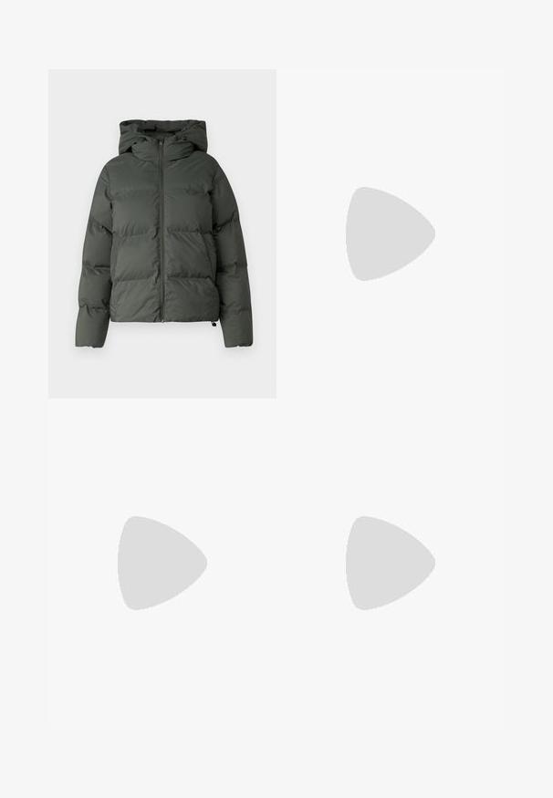 Sötétzöld puffertakó, kapucnival, cipzáras elülső résszel és vízszintes bafflekkel ellátott steppelt textúrával. Simább matt felület.; Abercrombie & Fitch TRAPEZE SKORT - Nappali ruha - rococco red; Fehér magaskorsó vászon sportcipő fekete gumi talppal, elülső gumi orrnyereggel és hat fűzőlyukkal, letisztult, minimalista dizájnnal.; Cica szemüveg fekete és narancssárga teknőc pánttal, barna lencsékkel és sima, hegyes végekkel. A templomán egy minimalista logó található.