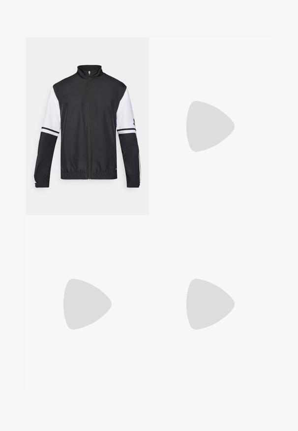 Zwart-witte jas met hoge kraag, volledige rits aan de voorkant, elastische manchetten en gestreepte accenten op de mouwen. Gemaakt van glad, lichtgewicht materiaal.; Rood en zwart Manchester United shirt, met een geometrisch patroon, korte mouwen, ronde hals en geborduurd clublogo op de borst.; Zwarte sportbroek met een elastische tailleband, taps toelopende benen en witte zijkanten. Gemaakt van synthetisch materiaal met een gladde textuur.; Zwarte sportschoen met witte strepen, bovenwerk van mesh, ronde neus en geveerde zool. Heeft een getextureerde hak en een veilig vetersysteem.