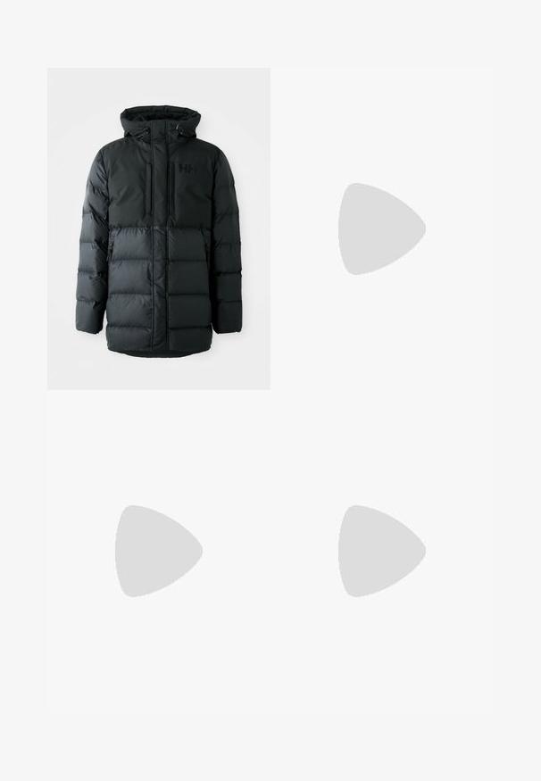 Μαύρο μπουφάν τύπου puffer με ζιπ μπροστά, ρυθμιζόμενη κουκούλα και δύο τσέπες με φερμουάρ. Διαθέτει ραφές και επωνυμία στο στήθος.; Μαύρο κοντό μανίκι μπλουζάκι φτιαγμένο από ελαφρύ ύφασμα, με το λογότυπο "TERREX" σε ανοιχτό γκρι χρώμα να απλώνεται στο στήθος και στρογγυλή λαιμόκοψη.; Γκρι σορτς με ελαστική μέση, πλαϊνές τσέπες και μαύρες λεπτομέρειες. Διαθέτουν υφή στην επιφάνεια και λογότυπο στο αριστερό πόδι.; Μαύρα αθλητικά παπούτσια με υφή πλεκτό άνω μέρος, ενισχυμένη μύτη και αφρώδη σόλα, τοποθετημένα σε γήινο έδαφος με διασκορπισμένα κλαδάκια.