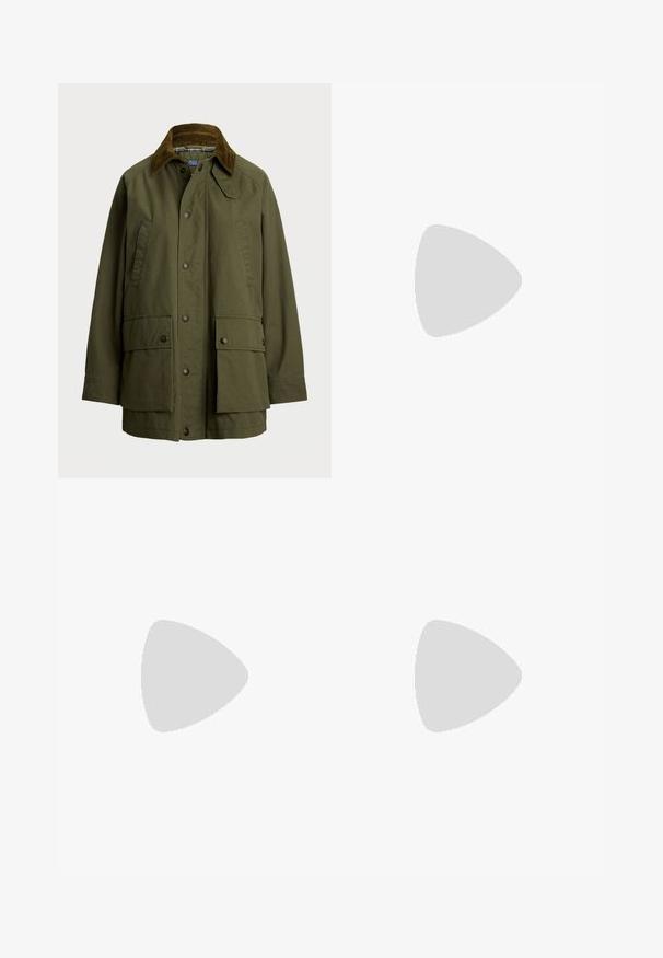Polo Ralph Lauren COTTON UTILITY JACKET - Nyári dzseki - olive; Barna, vastag kötésű garbós pulóver bordás gallérral és szegéllyel. Hosszú ujjakkal és laza fazonnal rendelkezik, puha textil anyagból készült.; Sötétkék, plisszírozott rövidnadrág derékpánttal, elülső gombbal és kimunkált fazonnal. Simább anyagból készült, alkalmas hétköznapi viseletre.; Barna bőr cowboy csizma hegyes orral, dombornyomott nyugati mintával és rétegezett sarokkal. Tartalmaz varrást és sima felületet.