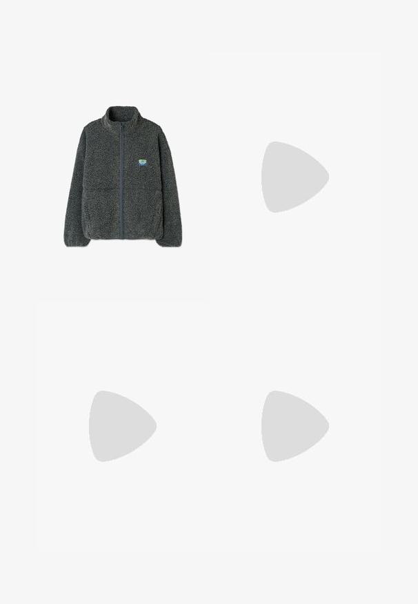 Graues Fleece-Jacke mit hohem Kragen und Reißverschluss. Verfügt über eine strukturierte, flauschige Oberfläche und ein kleines, mehrfarbiges Logo auf der Brust.; Weißes Baumwoll-T-Shirt mit kurzen Ärmeln, Rundhalsausschnitt, lässiger Passform, glatter Textur und ohne sichtbare Muster oder Akzente.; Marineblaue Leggings mit hohem Bund, aus dehnbarem Stoff. Glatte Textur mit enganliegendem Design, kombiniert mit weißen Sneakern.; Laufschuh mit einem silbernen und weißen Mesh-Obermaterial und grünen Akzenten. Die Sohle ist dick und strukturiert, um Dämpfung und Unterstützung zu bieten.