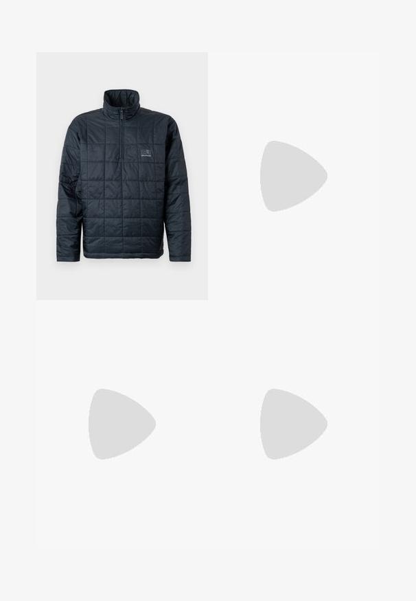 Giacca a pullover imbottita in blu scuro, caratterizzata da un alto colletto, chiusura a zip quarti e un piccolo logo sul petto. Design trapuntato testurizzato.; T-shirt nero a maniche lunghe realizzato in cotone morbido. Caratterizzato da un collo rotondo, vestibilità ampia e polsini a costine. Nessun motivo o logo visibile.; Pantaloni neri a pieghe con un design dritto e gamba larga. Realizzati in tessuto morbido, con chiusura a bottone e passanti per cintura.; Scarpa nera a mocassino intrecciata con un accentuato in pelle liscia sulla parte superiore, design a punta rotonda e suola in gomma a profilo basso.