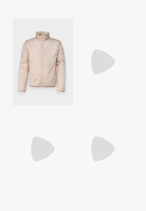 Lys beige pufferjakke med høj krave, fuld lynlås og elastiske manchetter. Materialet fremstår glat og let blankt med syning detaljer.; Hvid t-shirt lavet af bomuld med korte ærmer, rund halsudskæring og et lille gråt logo på venstre brystområde. Glat tekstur.; Sorte sweatpants lavet af blødt stof, med en tapered design og elastiske manchetter. "No Problemo" trykt i hvidt ned ad venstre ben.; Sorte læder sneakers med en struktureret overflade, snørebåndsdesign, lav top og en grå gummisål med en rillekant.