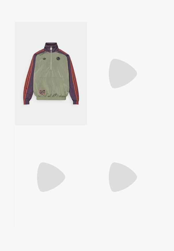 adidas Originals FC BAYERN MUNICH ICON HALFZIP JACKET - Fanartikel - base green/aurora black; Witte katoenen t-shirt met een cartoonafbeelding van twee figuren die basketbal spelen, met "FAIRPLAY" in rode tekst onder het ontwerp.; Lichtblauwe denim jeans met een recht model, voorzien van een middelhoge taille, vijf zakken en een knoop- en ritssluiting.; Adidas sportschoen met een gestructureerde, lichtgrijze bovenkant en zwarte leren accenten. Voorzien van een zwart drie-strepenlogo en een gevoerde zool.