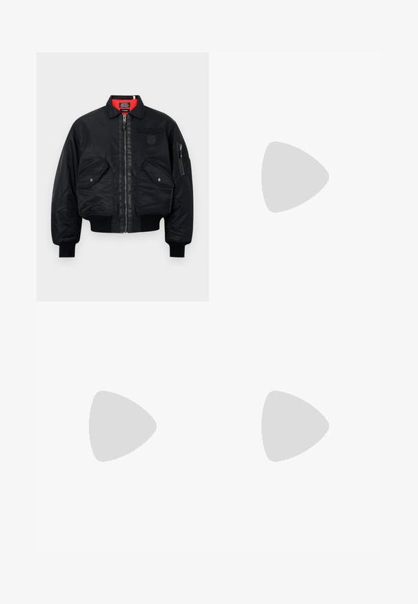 Giacca bomber nera con chiusura zip, dotata di una fodera interna rossa, due tasche frontali e una tasca laterale. Tessuto texturizzato con finitura opaca.; Maglione nero a maniche lunghe con scollatura tonda. Realizzato in tessuto morbido, presenta una vestibilità classica e polsini e orlo a costine. Senza motivi o decorazioni.; Camicia grigia a maniche lunghe con bottoni, realizzata in cotone morbido. Presenta un colletto classico e un orlo arrotondato con sei bottoni scuri sulla parte frontale.; Jeans in denim blu con una vestibilità a gamba dritta, vita alta e un leggero sbiadimento. Dotati di chiusura con bottone e zip e design classico a cinque tasche.; Mocassini in pelle nera con una finitura liscia, dettagli cuciti sulla punta e un design a tacco basso per comfort e stile.