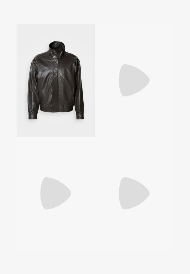 Brūna ādas jaka ar augstu apkakli, metāliskām pogām un plūstošu dizainu. Iespējas gluda tekstūra un izsmalcināta šuvumu detaļa.; Balts garais piedurkņu polo džemperis, izgatavots no mīksta materiāla, ar klasisku apkakli, pogu slēgu un ribotiem paaugstinājumiem un apakšmalu.; Beige kravs bikses, kas izgatavotas no kokvilnas, ar brīvu fit, divām sānu kabatām un pogu aizdari jostasvietā.; Melnas ādas loafers ar gludu virsmu, plakanu zoli un noapaļotu pirkstu, ar dekoratīvu jostu pāri augšdaļai.