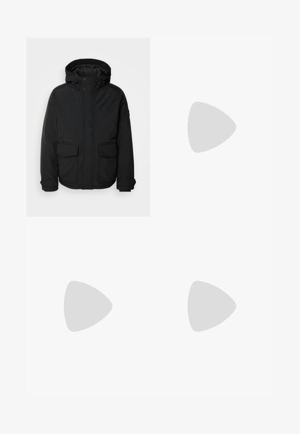 Schwarze isolierte Jacke mit Kapuze, ausgestattet mit Druckknöpfen, zwei Fronttaschen und einer glatten Textur. Einfaches Design ohne sichtbare Muster.; Langarm-Pullover mit einem Farbverlauf-Tie-Dye-Muster in Grautönen, Schwarz und Weiß; weiche Textur und runder Ausschnitt.; Blaue Denim-Jeans mit geradem Bein-Design, featuring einen klassischen Fünf-Pocket-Stil, einem vorderen Knopfverschluss und subtilen Abriebstellen.; Schwarze Leder-Lenker mit runder Spitze, erhobenem Naht und dicker Gummisohle. Schlichtes Design mit minimaler Markenpräsenz an der Seite.