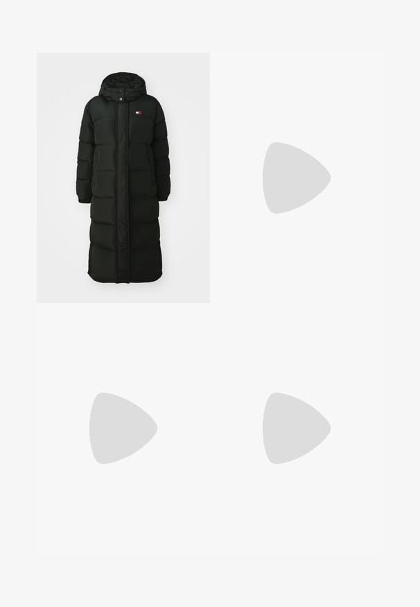 Palton puf lung, negru, cu glugă, dotat cu un fermoar frontal și capse. Are o textură matlasată și un mic logo pe piept.; Tricou alb din bumbac, cu guler rotund, mâneci scurte, croială dreaptă și textură netedă. Fără modele sau embellishments.; Jeansi din denim de un albastru deschis, cu croială dreaptă, design cu cinci buzunare și fermoar. Prezintă cusături în contrast și un finisaj ușor decolorat.; Adidași albi cu accente din piele de căprioară, șireturi texturate și o talpă din cauciuc. Purtați cu pantaloni largi de culoare bej. Logo-ul este afișat pe lateral.