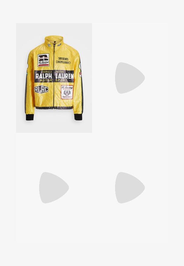 Giacca da corsa gialla, texturizzata, con molteplici loghi e toppe stampate, dettagli neri su maniche e polsini, chiusura con zip completa.; Felpa nera con collo rotondo, maniche lunghe e cuciture bianche in contrasto. Presenta una piccola grafica sul petto. Tessuto morbido al tatto.; Pantaloni cargo neri con vita elasticizzata e cordoncino. Presentano tasche laterali e polsini regolabili con cordini. Realizzati in tessuto leggero.; Sneaker nere in pelle con design perforato, chiusura piatta con lacci e logo ricamato bianco sul lato. Sole in gomma nera spessa.