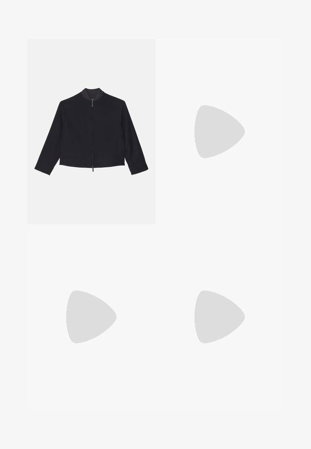 Emporio Armani Veste légère - blu navy; Tiger of Sweden PRO - T-shirt basique - black; Pantalons marine en tissu lisse, présentant une coupe droite, un détail de pli unique et une fermeture à bouton à l'avant.; Paul Smith JASON - Derbies & Richelieus - black