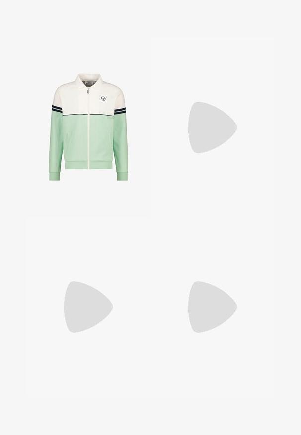 Jachetă mint green cu fermoar, din material alb în partea superioară, cu dungi bleumarin pe mâneci și buzunare laterale. Material moale, cu un design sport.; Tricou din bumbac fără mâneci, de culoare albastru marin, cu text alb "Sergio Tacchini EST. 1966" pe piept; decolteu rotund, tiv drept.; Pantaloni din material ușor, de culoare crem, cu talie elastică și șnur. Au picioare conice și un mic detaliu cu logo negru.; Încălțăminte sport albă cu accente blue, plasă texturată în partea de sus, design curbat și talpă din cauciuc cu modele de aderență. Închidere cu șireturi pentru o ajustare sigură.