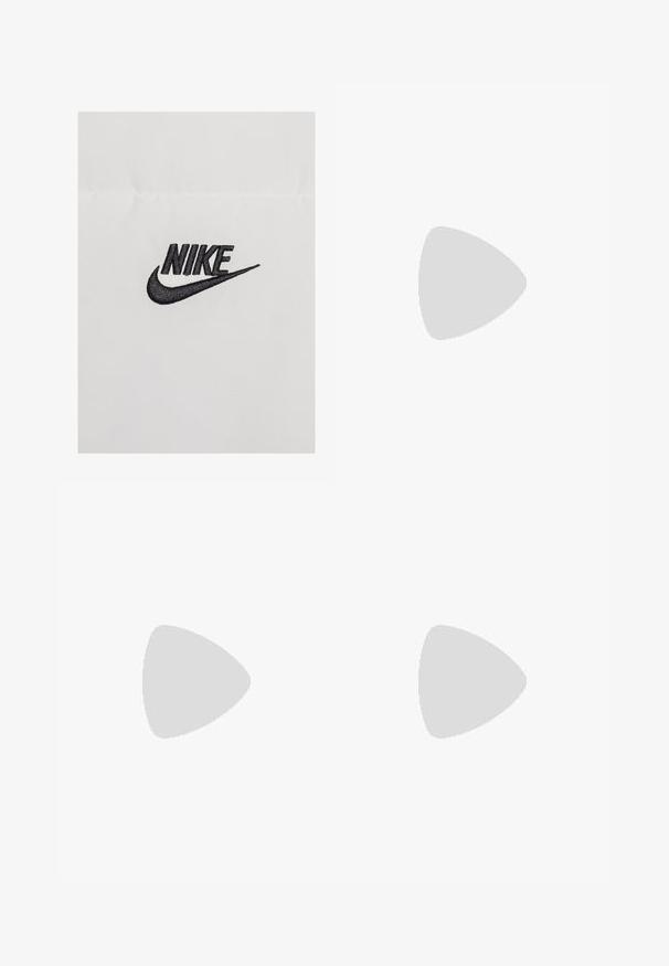 Logo "NIKE" bordado en negro sobre un fondo de tela blanca, con un diseño de swoosh curvado, creando un fuerte contraste.; Sudadera con capucha en un azul oscuro con un acabado texturizado. Presenta un bolsillo con cremallera en el frente, cordones y un logo impreso en la manga.; Pantalones deportivos blancos de pierna ancha con una cinturilla acanalada y un sutil detalle de logo. Tela suave con un ajuste relajado y dobladillo ajustado.; Zapatillas deportivas blancas con superposiciones de malla y sintéticas, con un logo plateado de Nike, acompañadas de calcetines blancos acanalados sobre una superficie azul.